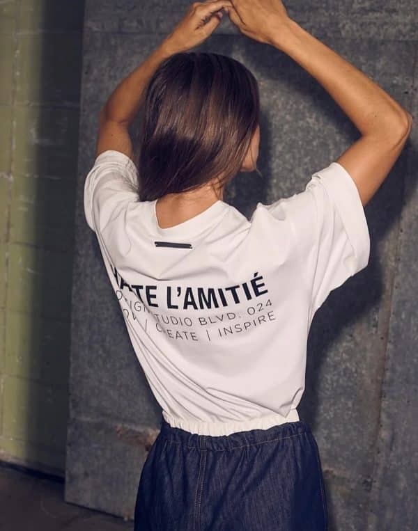 HAUTE L’AMITIÉ Back Logo Loos T-Shirt White/Black Print - Bild 2